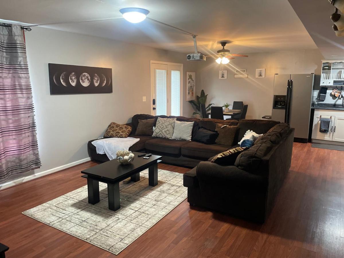 Апартаменти Cute 2-Brm Walkout Apt With Pool Table And Theater Лексингтон Екстер'єр фото