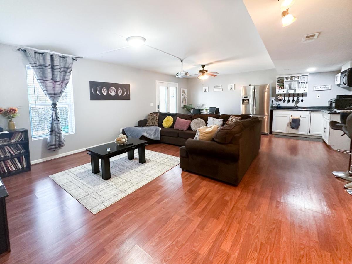Апартаменти Cute 2-Brm Walkout Apt With Pool Table And Theater Лексингтон Екстер'єр фото